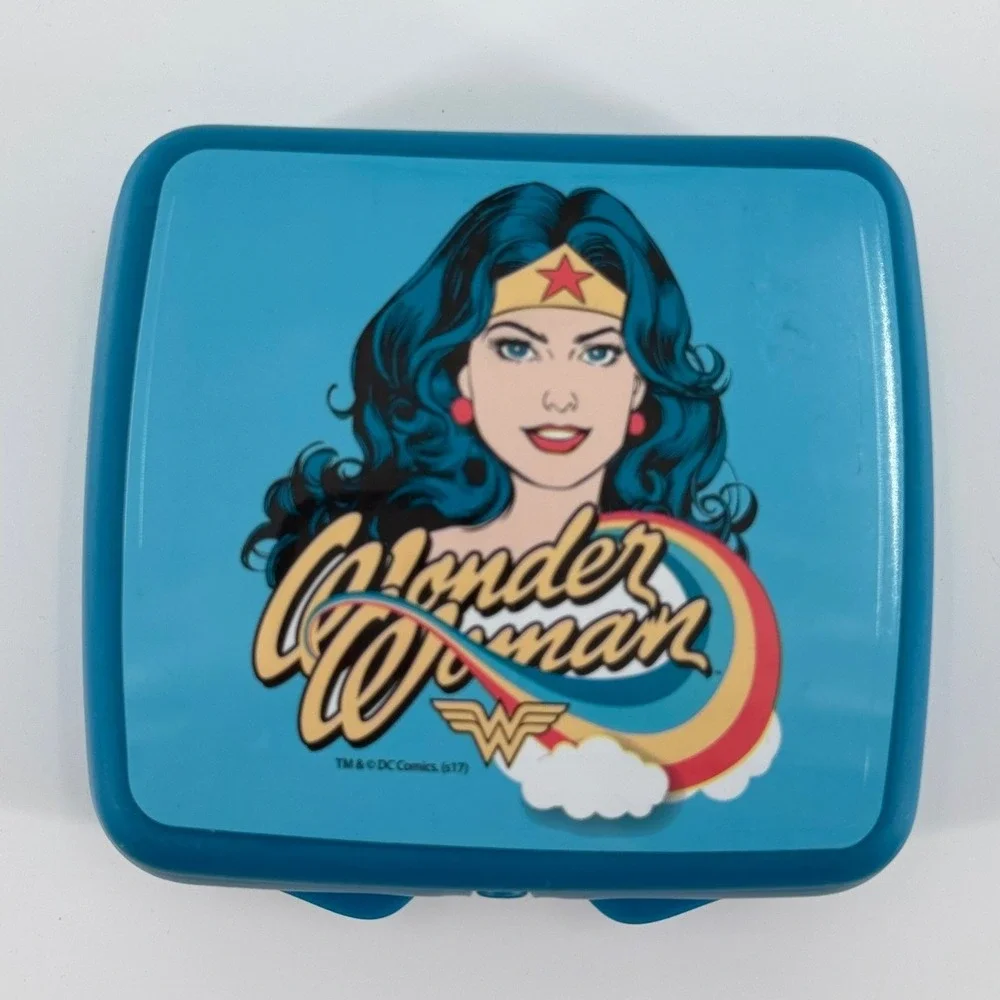 TUPPERWARE Wonder Woman Sandwich Keeper DC Comics Blue Lunch Box 2017